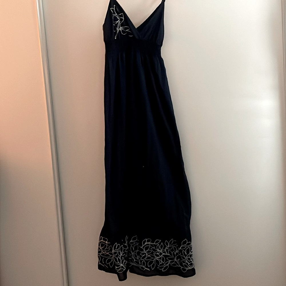 Gap navy long summer dress with white floral stitching. Fully lined.